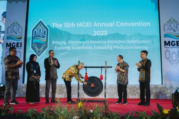 Konvensi Tahunan ke-15 Masyarakat Geologi Ekonomi Indonesia (MGEI). Acara yang diselenggarakan di Senggigi, Lombok.