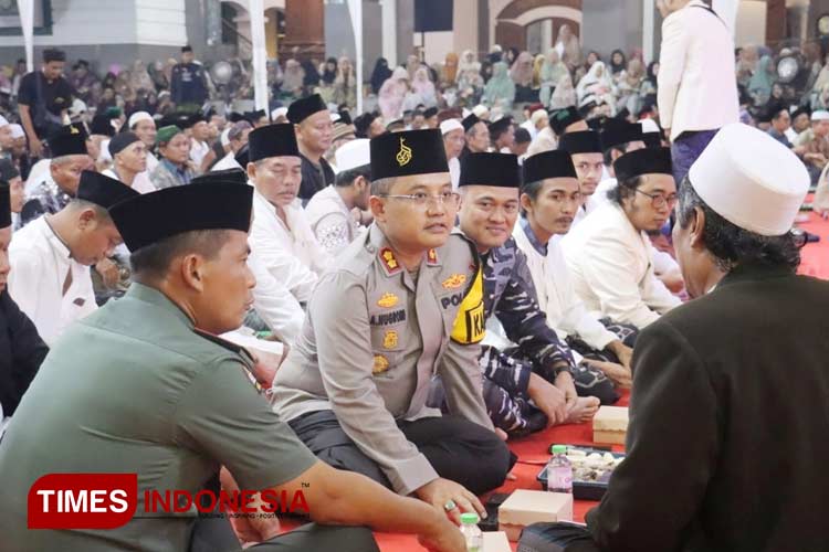 Kapolres Pacitan, AKBP Agung Nugroho saat menghadiri acara Peringatan Dua Abad Pondok Tremas. (FOTO: Yusuf Arifai/TIMES Indonesia) 