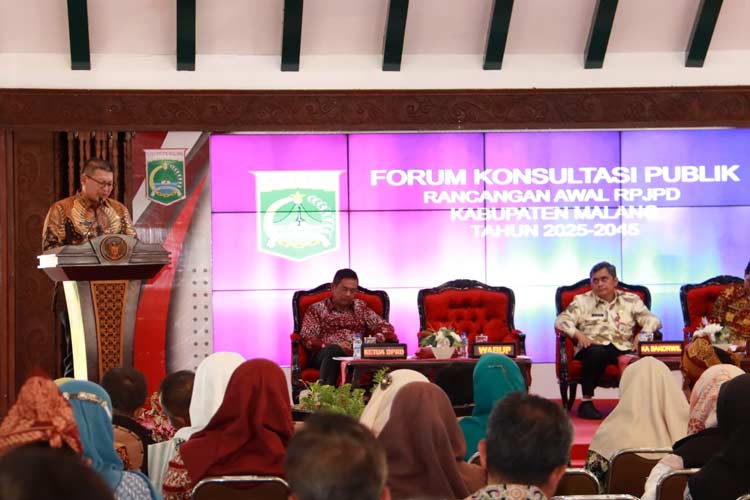 Wabup Malang, Didik Gatot Subroto, saat memberi sambutan pembukaan Forum Konsultasi Publik Rancangan Awal RPJPD Kabupaten Malang 2025-2045, di Pendopo Agung Kabupaten Malang, Kamis (28/12/2023). (Foto Humas Prokopim) 