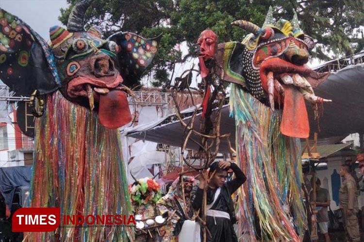 Dua Badawang saat melintas di Jalan KHZ Mustofa saat gelaran Golek Karnaval dalam rangkaian Festival Syukur Waktu ke-8 di Kota Tasikmaya, Kamis (28/12/2023). (FOTO: Harniwan Obech/TIMES Indonesia)  