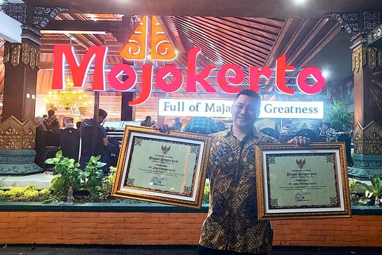 GM Aston Mojokerto, Iwan Setiawan pada saat menunjukkan piagam penghargaan torehan Aston Mojokerto. (FOTO: Dok. Aston Mojokerto)