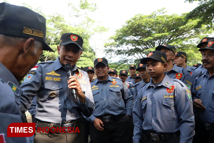 Ratusan perwakilan Linmas Kota Malang saat mengenakan seragam baru. (Foto: Dok. Humas Pemkot Malang/TIMES Indonesia)