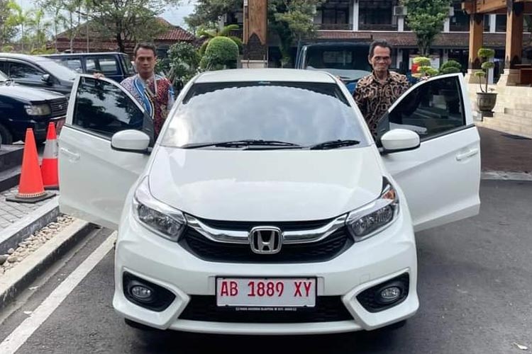 Pawiro Senjoyo, warga Kalurahan Trimurti, Kapanewon Srandakan, Bantul resmi menerima Honda Brio dari Pemkab Bantul. (FOTO: Pemkab Bantul)