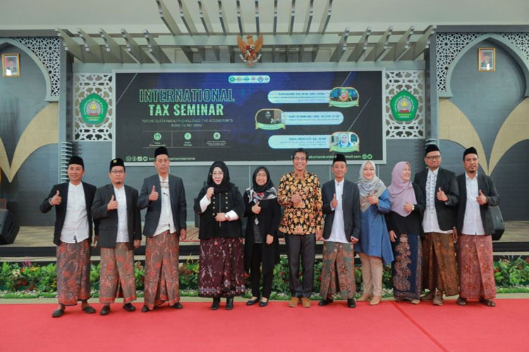 Dekan FEB Unisma Malang dan jajarannya bersama narasumber Internasional Accounting Yuningsih, PhD, CPA (Aust). (FOTO: AJP TIMES Indonesia)