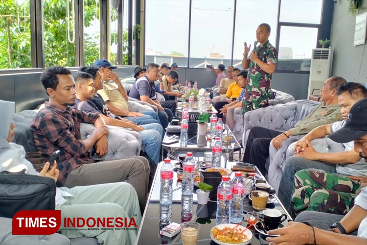 Dandim 0812 Lamongan Letkol Arm Ketut Wira Purbawan saat ngopi bersama sejumlah awak media di Cafe Onea, Kamis (28/12/2023), (FOTO: Moch. Nuril Huda/TIMES Indonesia)