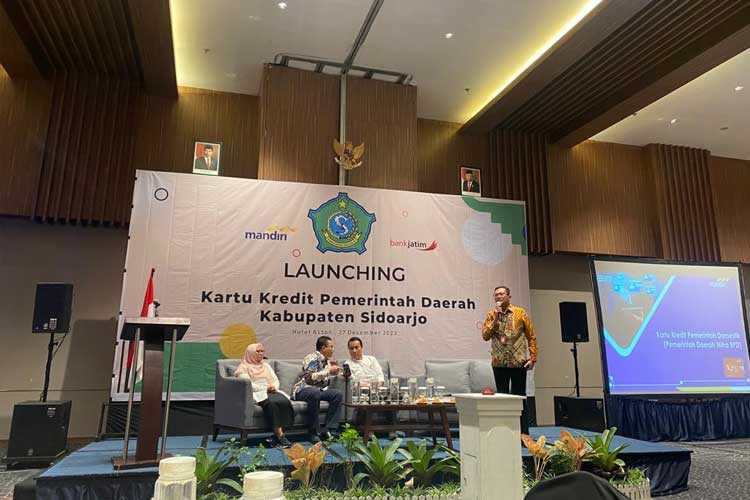 Pimpinan Bank Jatim Cabang Sidoarjo, Deddy Aji Wijaya saat peluncuran Kartu Kredit Pemerintah Daerah (KKPD) bersama PLT Sekda Sidoarjo, Andjar Surjadianto. (Foto: Bank Jatim Sidoarjo for TIMES Indonesia)
