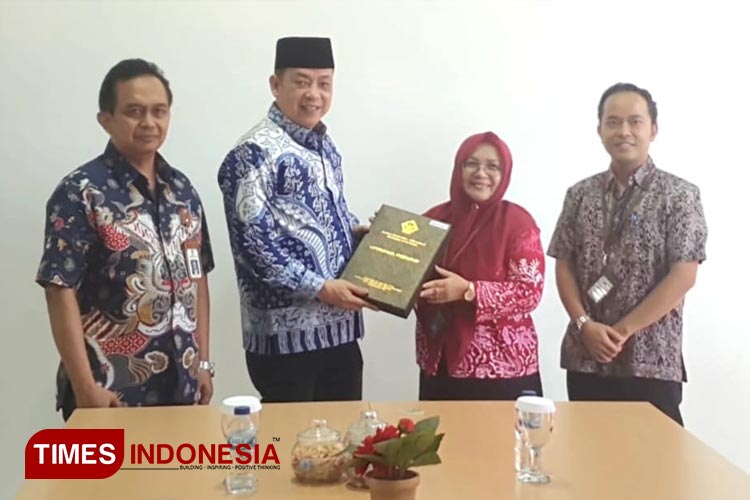 Wakil Ketua DPRD Banyuwangi, Michael Edy Hariyanto, SH, MH, saat bertemu Nurlaila, BPK perwakilan Jawa Timur. (Foto : Syamsul Arifin/TIMES Indonesia)