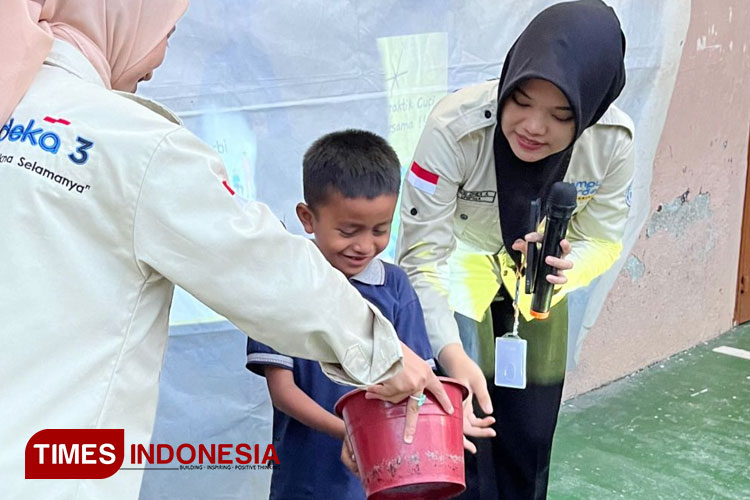 Mahasiswa PGSD UNIPMA saat memberikan contoh Gerakan Rajin Cuci Tangan. (Humas UNIPMA for TIMES Indonesia)