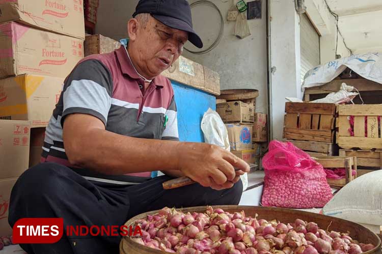 Pedagang bawang merah, Warindi saat ditemui di Pasar Minulyo Pacitan. (FOTO: Yusuf Arifai/TIMES Indonesia) 