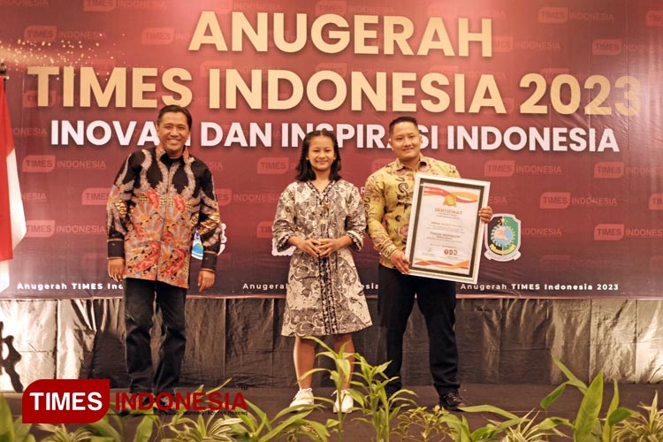 Penyerahan penghargaan Tokoh Inspiratif Banyuwangi Kategori Penebar Motivasi Anak Bangsa 2023 oleh Direktur E-Koran TIMES Indonesia, Sudarmaji kepada Aldhea Azarina Bharata. (FOTO: dok. TIMES Indonesia)