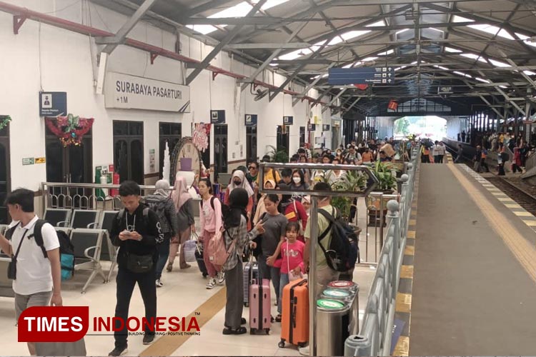 Suasana penumpang di Stasiun Gubeng Surabaya, Jumat (29/12/2023). (FOTO: Hamida Soetadji/MG-TIMES Indonesia)