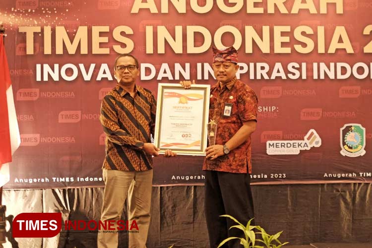 Penyerahan penghargaan Tokoh Inspiratif Banyuwangi Kategori Perawat Kebhinekaan 2023 oleh Direktur TIMES Indonesia, Bambang Heri Irwanto kepada Kepala Bakesbangpol Banyuwangi. (Foto: dok. TIMES Indonesia)