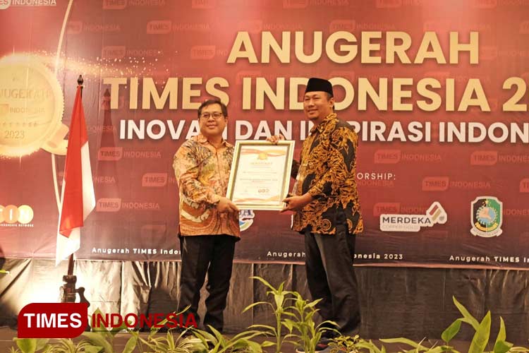 Penyerahan penghargaan Positive News Maker kategori Tokoh Penggerak Keberagamaan 2023 oleh CEO TIMES Indonesia, Khoirul Anwar kepada perwakilan ketua PCNU Banyuwangi. (Foto: dok. TIMES Indonesia)