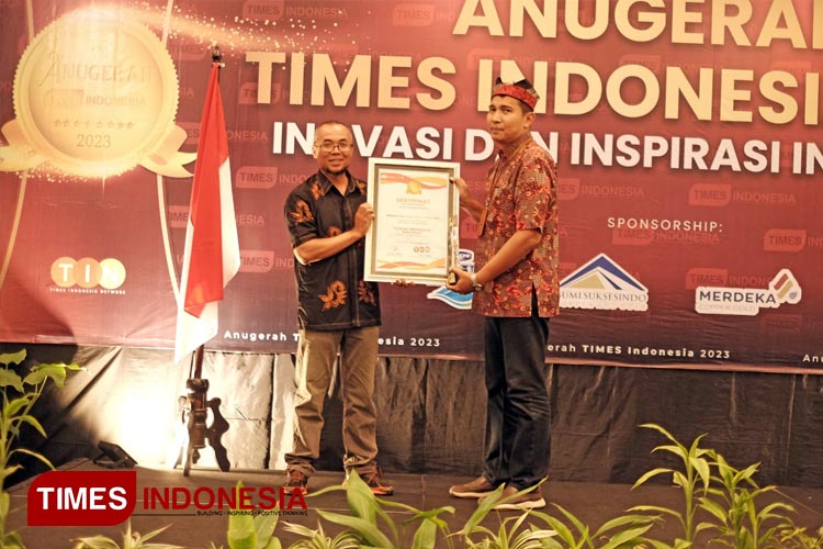 Penyerahan penghargaan Tokoh Inspiratif Banyuwangi Peduli Hutan Lestari 2023 oleh Wakil Pimpinan Redaksi TIMES Indonesia, Wahyu Nurdiyanto kepada Administratur Perhutani KPH Banyuwangi Selatan. (FOTO: dok. TIMES Indonesia)