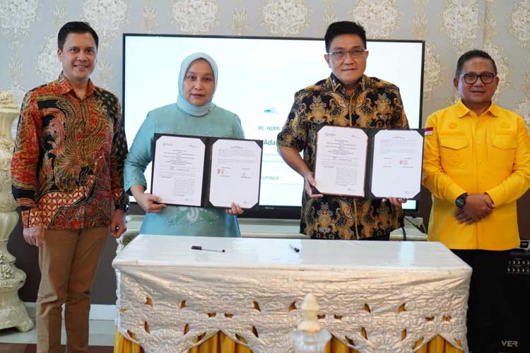 Wali Kota Gorontalo Marten Taha bersama jajaran RSUD Otanaha saat menandatangani kesepakatan bersama dengan RSUP Dr Hasan Sadikin-Bandung. (Foto: Humas Pemkot Gorontalo for TIMES Indonesia) 