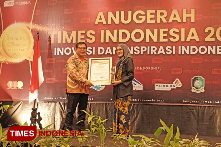 Direktur RSUD Genteng Raih Penghargaan Woman of The Year Banyuwangi 2023