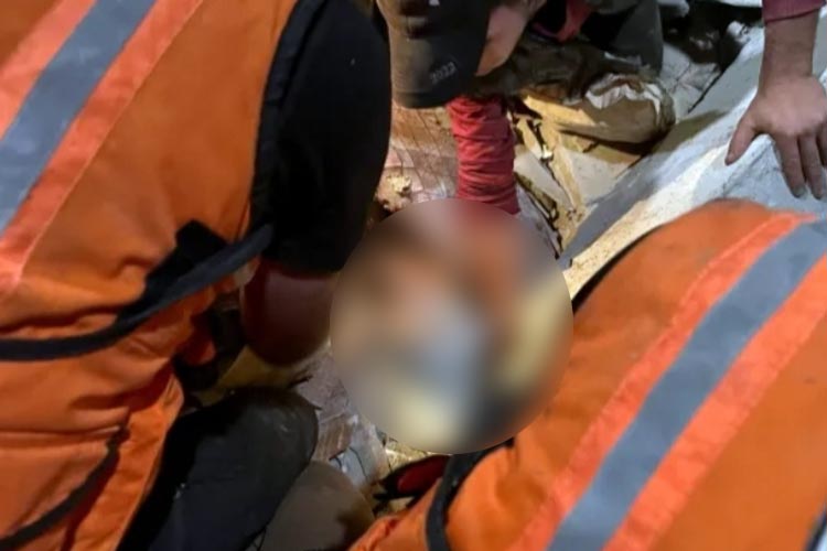 Petugas penyelamat membantu menarik seorang anak Palestina dari bawah reruntuhan rumah yang terkena serangan Israel di Rafah di Jalur Gaza selatan pada 28 Desember 2023. (FOTO: Al Jazeera/Reuters).