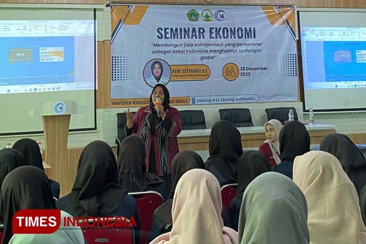 Reni Setyawati, SE. Ketua Gerai UMKM Kabupaten Lamongan saat menyampaikan materi dalam Seminar Ekonomi oleh HIMAAKSI Unisla di Auditorium Gedung Utama lantai 1 Unisla. Kamis, (28/12/2023). Foto: Muhammad Nizar (CR-161/AJP TIMESINDONESIA)