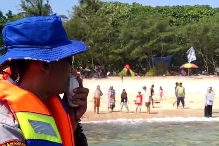 Personel Polairud Polres Malang bersama tim gabungan, dipimpin Kasat Polairud, AKP Slamet Subagyo, saat patroli pemantauan pesisir pantai Malang selatan, demi menjaga keselamatan wisatawan, Sabtu (29/12/2023). (Foto: Polairud Polres Malang)