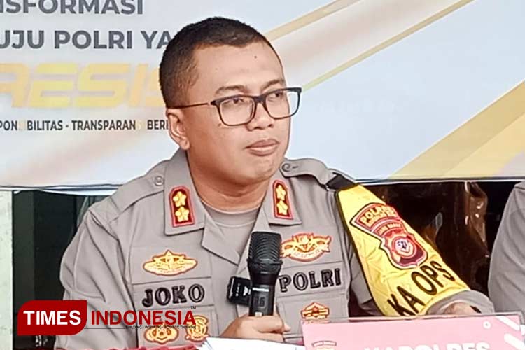 Kapolres Tasikmalaya Kota AKBP Joko Sulistiono, saat memberikan keterangan kepada media pada konferensi pers akhir tahun 2023 di Mapolres Tasikmalaya Kota, Minggu (31/12/2023) (FOTO: Harniwan Obech/TIMES Indonesia)