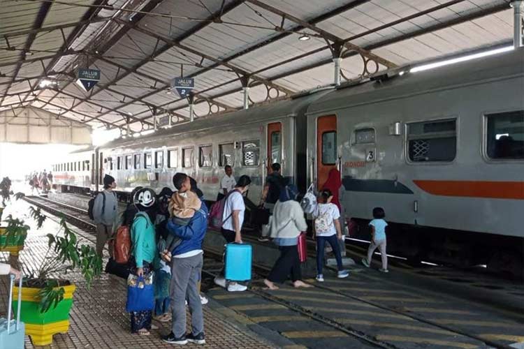 Suasana penumpang di Stasiun Klakah, Kabupaten Lumajang saat libur Natal 2023 dan Tahun Baru 2024. (Foto: ANTARA/HO-DIshub Lumajang)