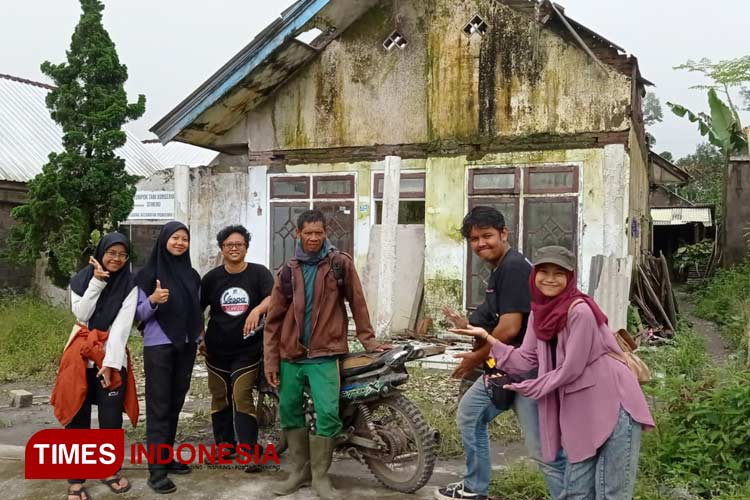 Jurnalis TIMES Indonesia Hamida Soetadji saat melakukan pendampingan bagi warga terdampak erupsi Gunung Semeru.(Dok.TIMES Indonesia)