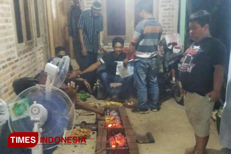 Suasana bakar-bakar menyambut Tahun Baru di Pacitan. (FOTO: Yusuf Arifai/TIMES Indonesia)