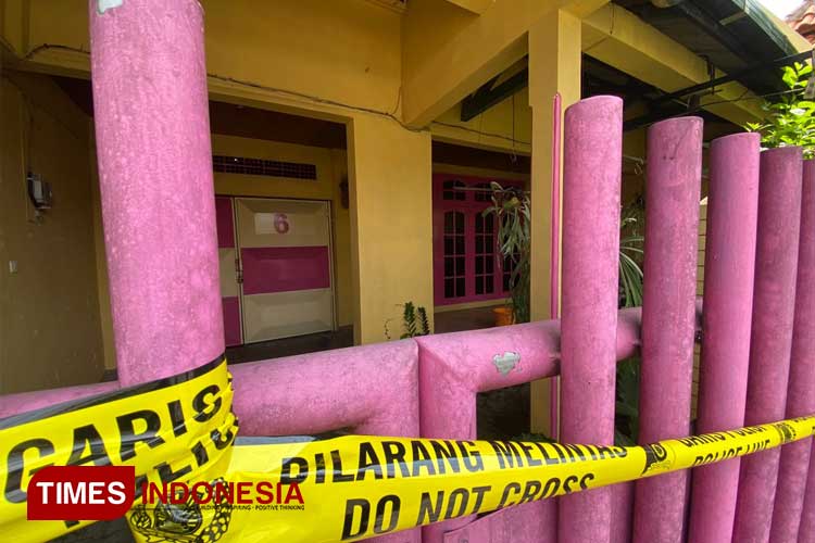 Garis polisi melintang di pagar rumah pelaku dan korban mutilasi di Jalan Serayu, Kota Malang. (Foto: Rizky Kurniawan Pratama/TIMES Indonesia)