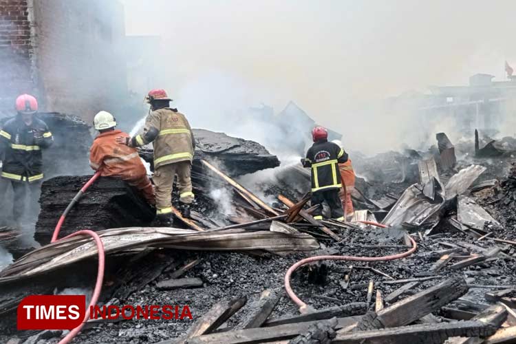 Petugas PMK melakukan aksi pemadaman di lokasi kebakaran gudang, Jalan Jepara Surabaya, Senin (1/1/2024).(Foto : Hamida Soetadji/MG-TIMES Indonesia)