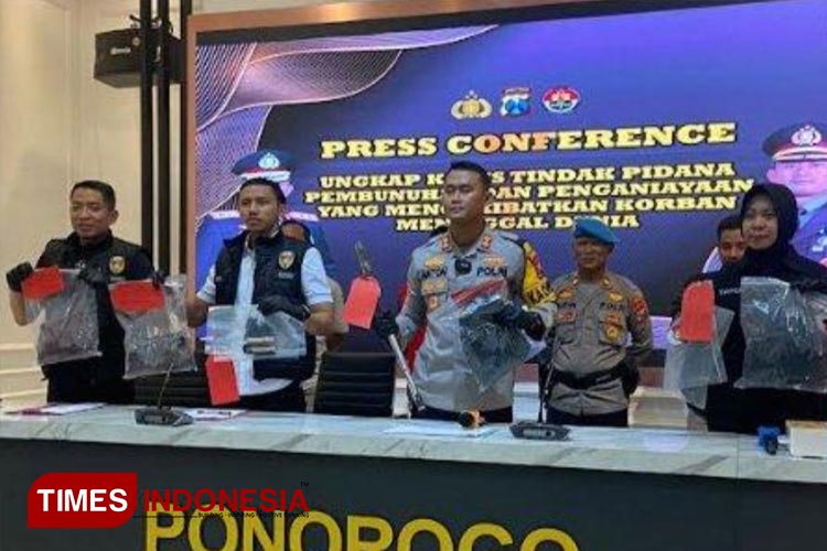 Kapolres Ponorogo AKBP Anton Prasetyo saat jumpa pers ungkap kasus pembunuhan. (Foto: Marhaban/TIMES Indonesia)