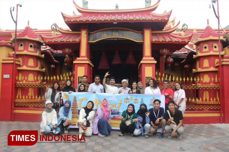 Mahasiswa Asing UISI kunjungi berbagai wisata di Gresik. (FOTO: AJP TIMES Indonesia)