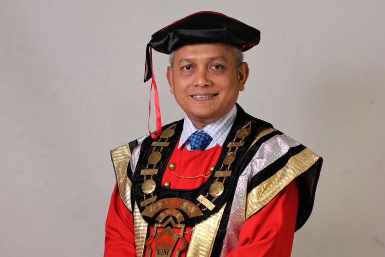 Prof. Dr. Eng Herman Sasongko raih gelar baru sebagai Person of The Year 2023 oleh Radar Gresik. (FOTO: AJP TIMES Indonesia)
