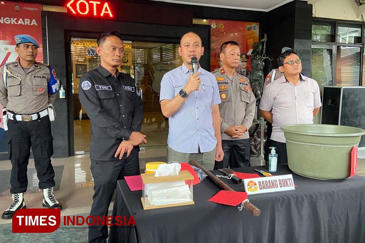 Kasatreskrim Polresta Malang Kota, Kompol Danang Yudanto saat menggelar rilis update suami Mutilasi istri. (Foto: Rizky Kurniawan Pratama/TIMES Indonesia)