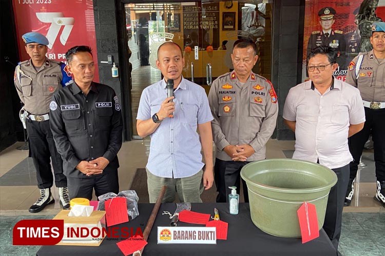 Kasatreskrim Polresta Malang Kota, Kompol Danang Yudanto saat menggelar rilis update suami Mutilasi Istri. (FOTO: Rizky Kurniawan Pratama/TIMES Indonesia)