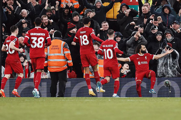 Pemain Liverpool menghampiri Mohamed Salah yang baru saja mencetak gol ke gawang Newcastle United dalam laga pekan ke-20 Liga Inggris 2023/2024 di Anfield, Selasa (2/1/2024) dini hari WIB (Foto: Instagram/LiverpoolFC)