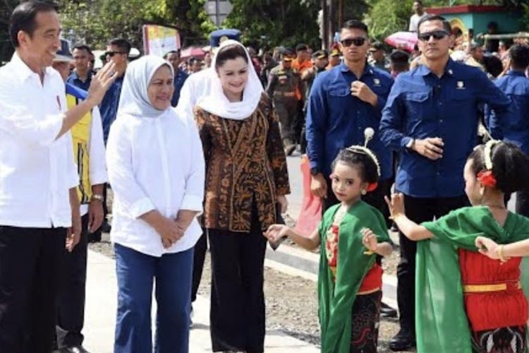 Tangkapan layar - Presiden Joko Widodo (Jokowi) beserta Ibu Iriana Joko Widodo disambut oleh penari tradisional dari kalangan anak-anak saat tiba di Kabupaten Cilacap, Jawa Tengah, Selasa (2/1/2024). (FOTO: ANTARA/HO-Sekretariat Presiden).