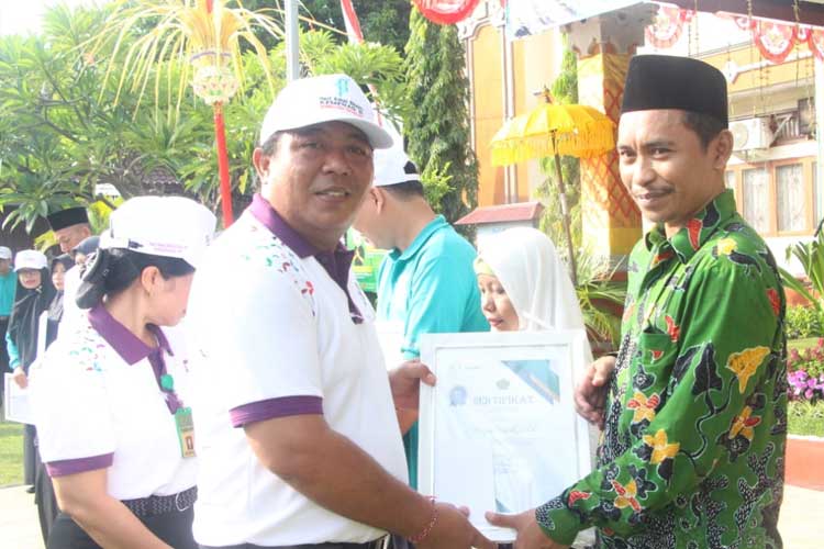 PP Nurul Jadid Bali menerima penghargaan dari Kemenag Kabupaten Buleleng sebagai Pondok Pensantren dengan Kinerja Baik Tahun 2023. (Foto: Dok. PP Nurul Jadid Bali)