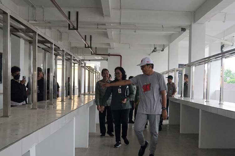 Pj Walikota Yogyakarta Singgih Raharjo ketika meninjau Pasar Sentul. (FOTO: Diskominfo Pemkot Yogyakarta)