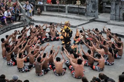 Sejarah Tari Kecak Bali: Kesenian Tradisional Indonesia Yang Menggaung ...