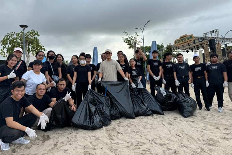 Tim dari Tribe Kuta Beach Hotel Bali saat melakukan gerakan bersih-bersih pantai Kuta. (Foto: Dok Tribe Bali Kuta Beach Hotel for TIMES Indonesia)