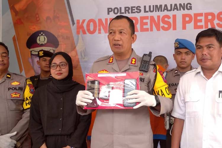 Kapolres Lumajang, AKBP Zainur Rofik, saat menunjukkan barang bukti sabu seberat 50,80 gram kepada media. (Foto: Efendi For TIMES Indonesia)