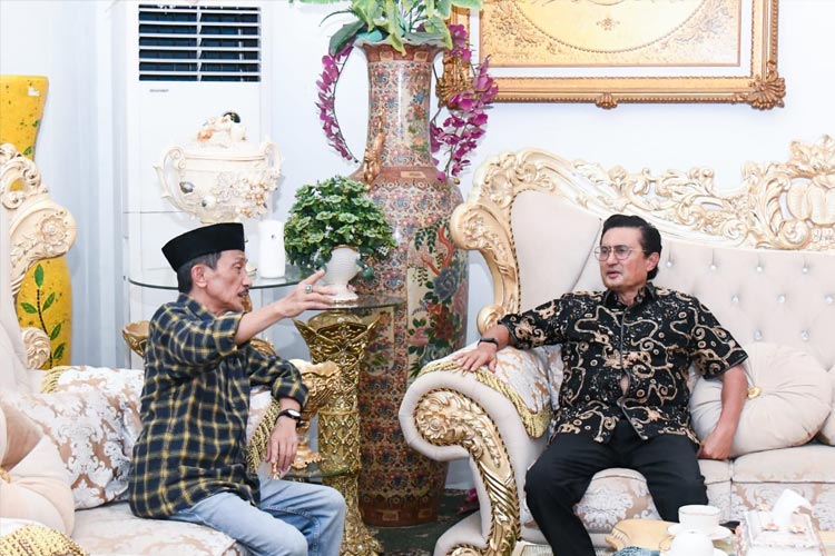 Wakil Ketua MPR RI Fadel Muhammad bersama Bupati Kabupaten Gorontalo Nelson Pomalingo di Rumah Dinas Bupati, di Kecamatan Limboto, Sabtu malam (30/12/2023). (foto: MPR RI) 