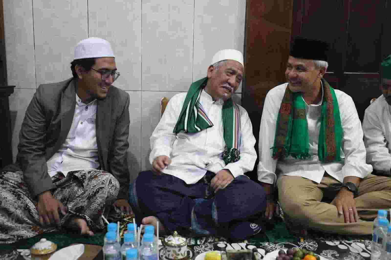 Ganjar Pranowo bersama dzuriyah Mbah Moen di Ponpes Al Anwar Sarang, Rembang, Kamis (4/1/2024). (Foto: Dok TKN)