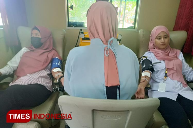 Kegiatan donor darah di SMKN 2 Jember. (FOTO: PMR SMKN 2 Jember for TIMES Indonesia) 