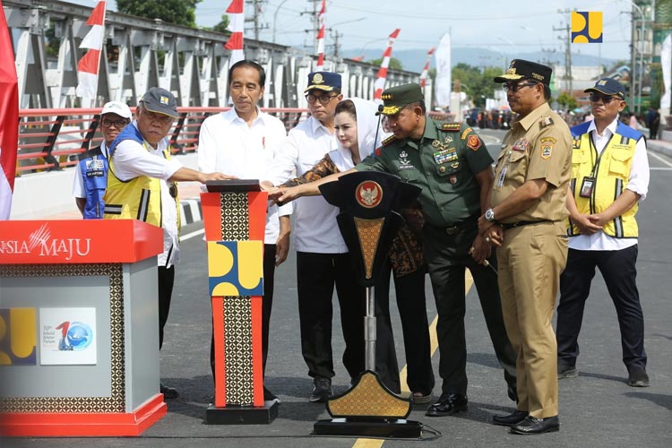 Menteri PUPR RI Dampingi Presiden RI Jokowi Resmikan 3 Jembatan Callender Hamilton di Lintas Selatan Jateng