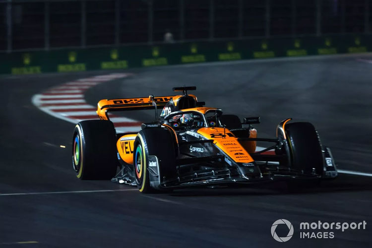 Pebalap McLaren Oscar Piastri dalam series F1 2023 di Las Vegas GP (Foto: Andrew Ferraro / Motorsport Images)