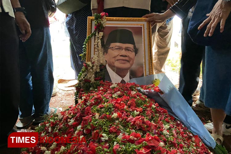 Mantan Menko Kemaritiman Rizal Ramli, telah dikebumikan di TPU Jeruk Purut, (4/1/2024). (FOTO: Farid Abdullah/ TIMES Indonesia).