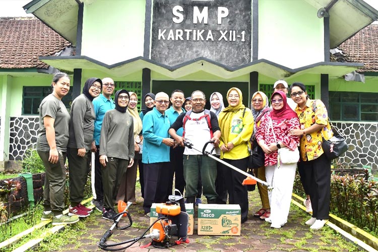 Novita Sidharta Wisnu Graha berfoto bersama usai memberikan bantuan mesin pemotong rumput. (Foto: Penhumas Akmil for Times Indonesia)