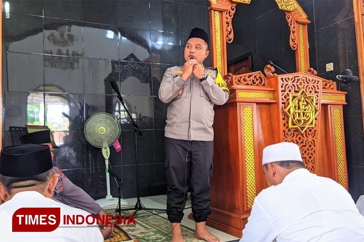 Kapolres Pacitan, AKBP Agung Nugroho menyampaikan pesan Kamtibmas di Masjid Baiturrahim, Bangunsari. (FOTO: Yusuf Arifai/TIMES Indonesia) 