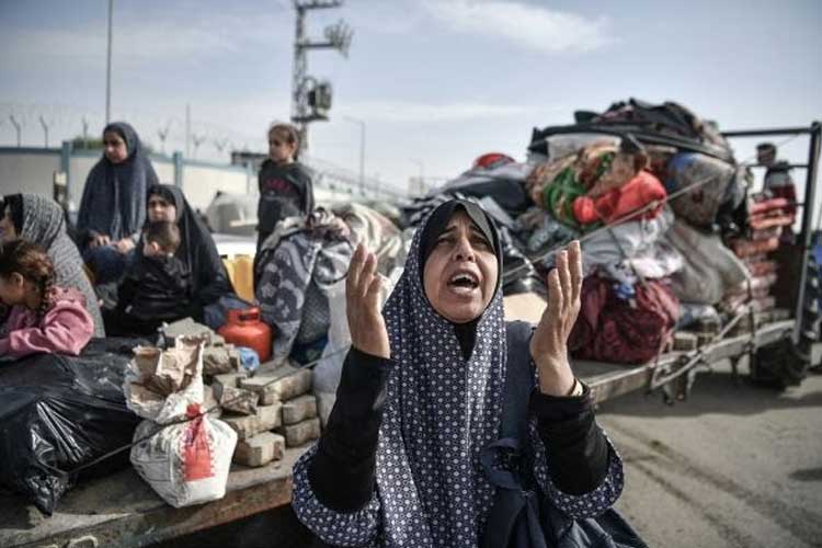 Keluarga Palestina dalam perjalanan ke Rafah berharap menemukan tempat yang lebih aman setelah bermigrasi dari Nuseirat akibat serangan gencar Israel di Jalur Gaza. (FOTO: CNN/Anadolu/Getty Images)
